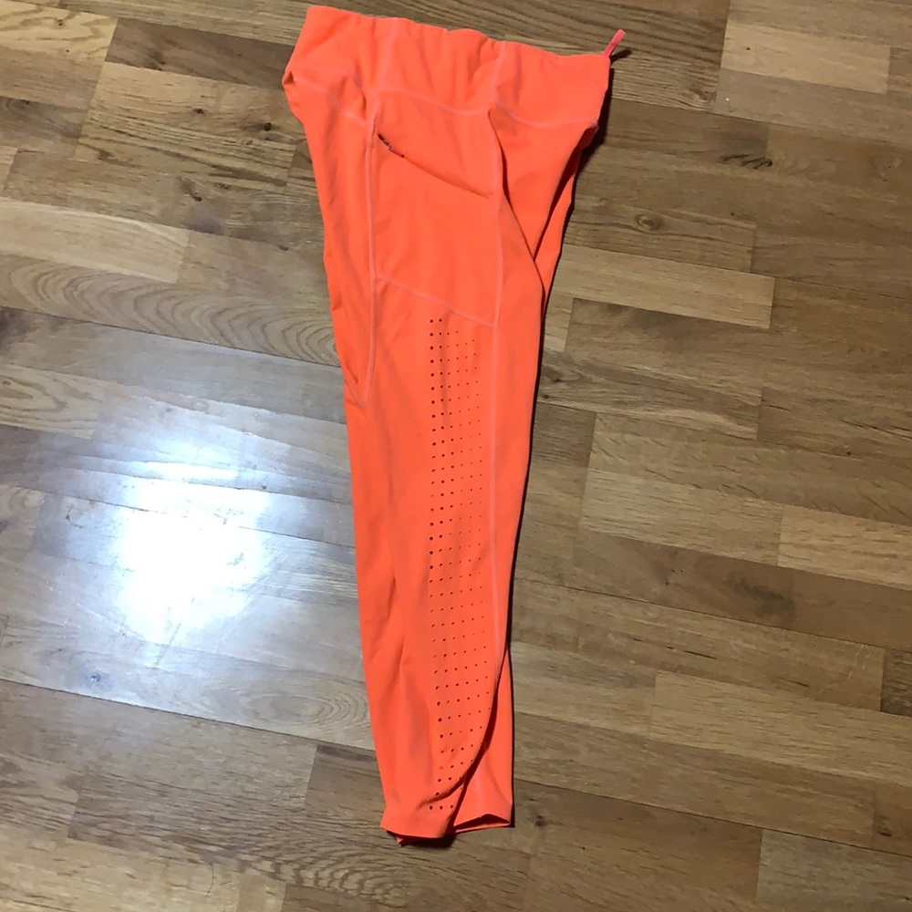 ATHLETA LEGGINGS WITH VENTING ON CALF AND SIDE ZIPPER SIZE M